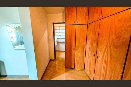 Casa para alugar com 408m², 4 quartos e 4 vagas Casa para alugar com 408m², 4 quartos e 4 vagasCloset da Suíte master
