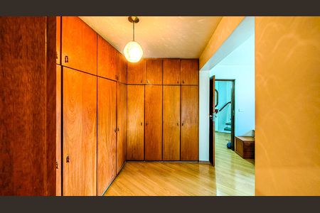 Casa para alugar com 408m², 4 quartos e 4 vagas Casa para alugar com 408m², 4 quartos e 4 vagasCloset da Suíte master