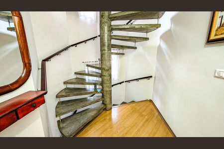 Casa para alugar com 408m², 4 quartos e 4 vagas Casa para alugar com 408m², 4 quartos e 4 vagasEscada