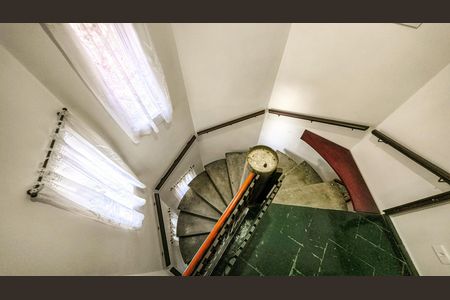 Casa para alugar com 408m², 4 quartos e 4 vagas Casa para alugar com 408m², 4 quartos e 4 vagasEscada