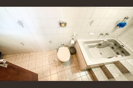 Casa para alugar com 408m², 4 quartos e 4 vagas Casa para alugar com 408m², 4 quartos e 4 vagasBanheiro da Suíte master