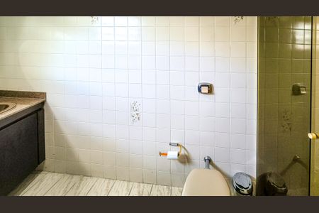 Casa para alugar com 408m², 4 quartos e 4 vagas Casa para alugar com 408m², 4 quartos e 4 vagasBanheiro da Suíte 1