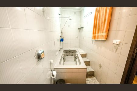Casa para alugar com 408m², 4 quartos e 4 vagas Casa para alugar com 408m², 4 quartos e 4 vagasBanheiro da Suíte master