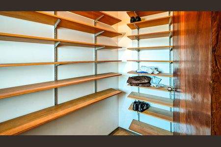 Casa para alugar com 408m², 4 quartos e 4 vagas Casa para alugar com 408m², 4 quartos e 4 vagasCloset da Suíte master