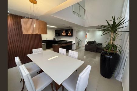 Casa à venda com 3 quartos, 229m² em Suru, Barueri