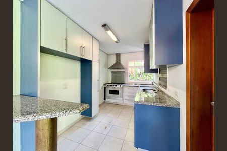 Casa à venda com 4 quartos, 213m² em Morada dos Pássaros, Barueri