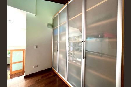Casa à venda com 4 quartos, 213m² em Morada dos Pássaros, Barueri