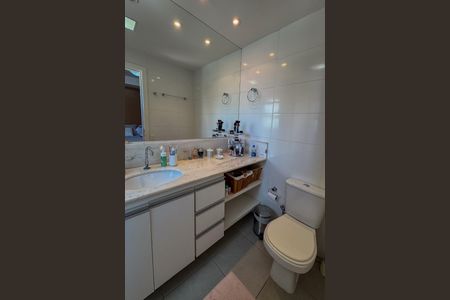 Apartamento à venda com 128m², 4 quartos e 3 vagas Apartamento à venda com 128m², 4 quartos e 3 vagasBanheiro da Suíte