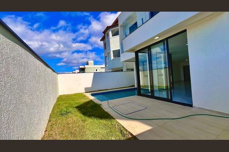 Casa à venda com 228m², 4 quartos e 4 vagas