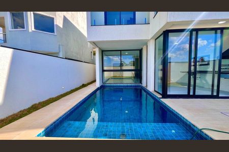 Casa à venda com 228m², 4 quartos e 4 vagas