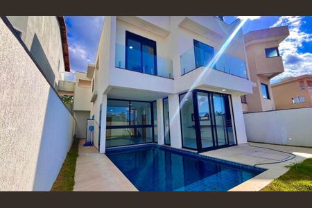 Casa à venda com 228m², 4 quartos e 4 vagas