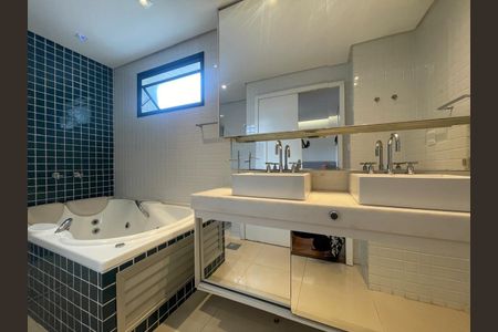 Apartamento para alugar com 134m², 4 quartos e 3 vagas
