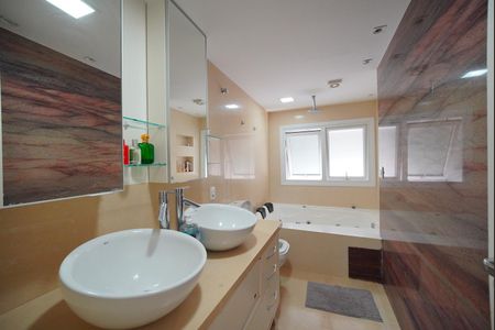 Casa para alugar com 300m², 3 quartos e 4 vagasBanheiro da Suíte