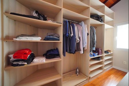 Casa para alugar com 300m², 3 quartos e 4 vagasCloset da suíte