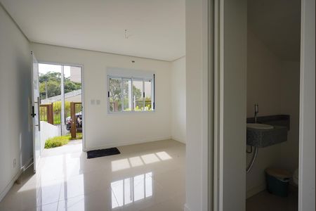 Lavabo e Sala de casa de condomínio à venda com 2 quartos, 75m² em Guarujá, Porto Alegre