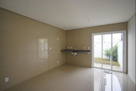 Cozinha  de casa de condomínio à venda com 2 quartos, 75m² em Guarujá, Porto Alegre