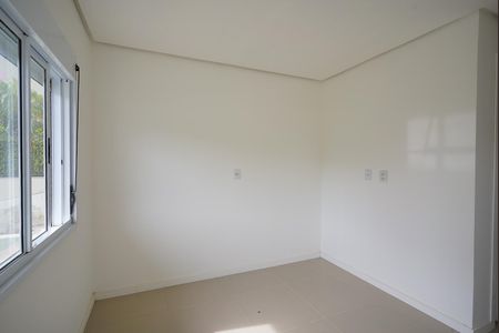 Sala de casa de condomínio à venda com 2 quartos, 75m² em Guarujá, Porto Alegre