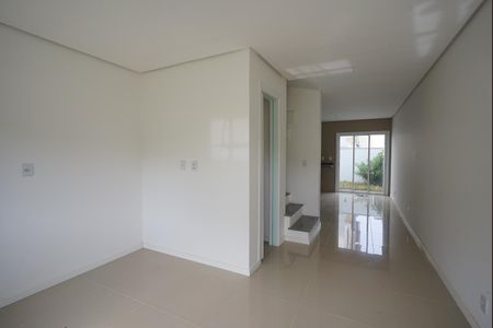 Sala de casa de condomínio à venda com 2 quartos, 75m² em Guarujá, Porto Alegre