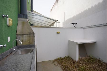 Pátio fundos de casa de condomínio à venda com 2 quartos, 75m² em Guarujá, Porto Alegre