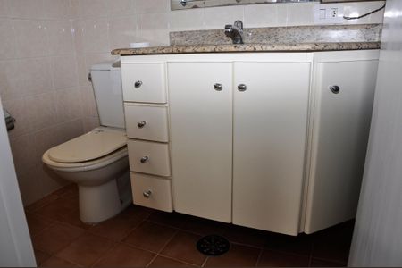 Apartamento à venda com 55m², 2 quartos e 1 vagaDetalhe - Banheiro Social