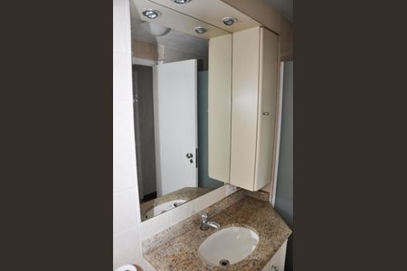 Apartamento à venda com 55m², 2 quartos e 1 vagaDetalhe - Banheiro Social