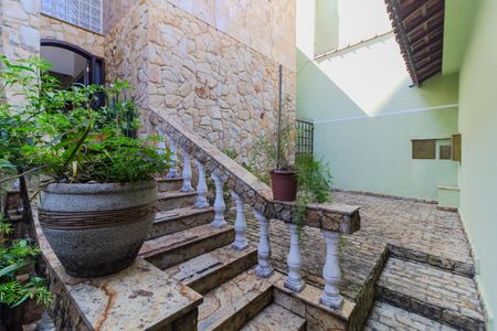 Casa para alugar com 697m², 6 quartos e 7 vagas Casa para alugar com 697m², 6 quartos e 7 vagasEntrada