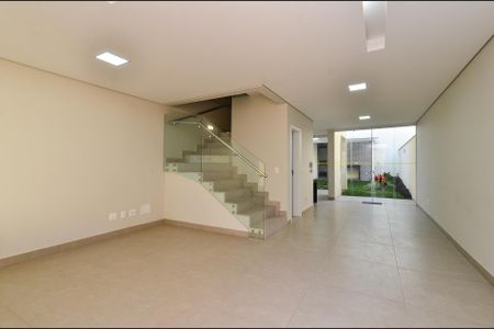 Sala de Estar de casa à venda com 4 quartos, 160m² em Nova Floresta, Belo Horizonte