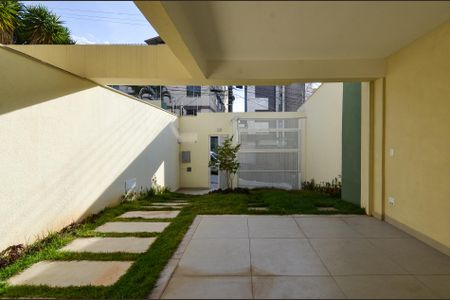Garagem de casa à venda com 4 quartos, 160m² em Nova Floresta, Belo Horizonte
