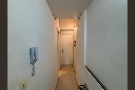 Sala - corredor de acesso aos cômodos de apartamento à venda com 1 quarto, 41m² em Copacabana, Rio de Janeiro