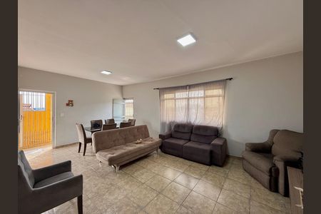Casa para alugar com 320m², 3 quartos e 6 vagas Casa para alugar com 320m², 3 quartos e 6 vagasSala