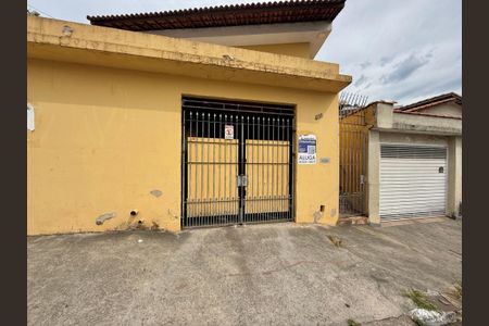 Casa para alugar com 320m², 3 quartos e 6 vagas Casa para alugar com 320m², 3 quartos e 6 vagasFachada