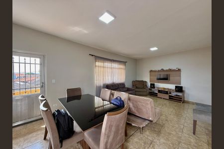 Casa para alugar com 320m², 3 quartos e 6 vagas Casa para alugar com 320m², 3 quartos e 6 vagasSala
