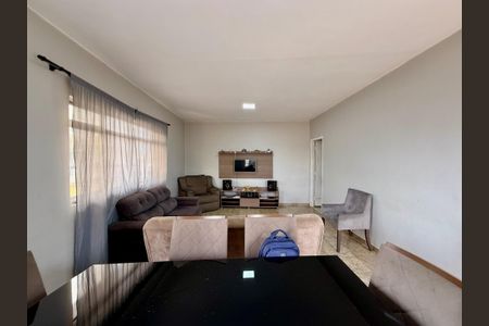 Casa para alugar com 320m², 3 quartos e 6 vagas Casa para alugar com 320m², 3 quartos e 6 vagasSala