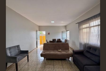 Casa para alugar com 320m², 3 quartos e 6 vagas Casa para alugar com 320m², 3 quartos e 6 vagasSala
