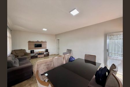 Casa para alugar com 320m², 3 quartos e 6 vagas Casa para alugar com 320m², 3 quartos e 6 vagasSala