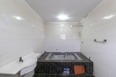 Casa para alugar com 560m², 5 quartos e 8 vagasBanheiro Suíte 1
