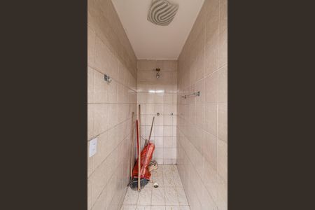 Casa para alugar com 560m², 5 quartos e 8 vagasBanheiro de Serviço 