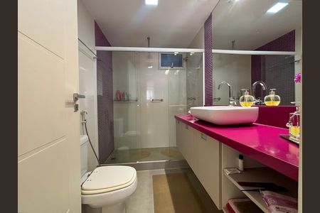 Apartamento à venda com 222m², 4 quartos e 1 vaga Apartamento à venda com 222m², 4 quartos e 1 vagaSuíte 2 - banheiro