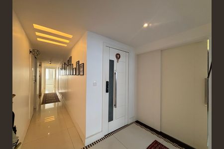 Apartamento à venda com 222m², 4 quartos e 1 vaga Apartamento à venda com 222m², 4 quartos e 1 vagaCorredor