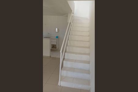 Apartamento para alugar com 70m², 2 quartos e sem vagaEscada