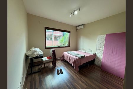 Casa de condomínio à venda com 200m², 4 quartos e 5 vagas