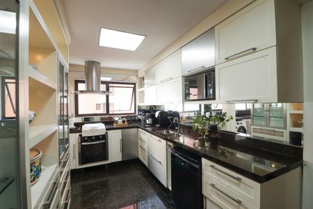 Apartamento à venda com 235m², 4 quartos e 4 vagasCozinha e Área de Serviço