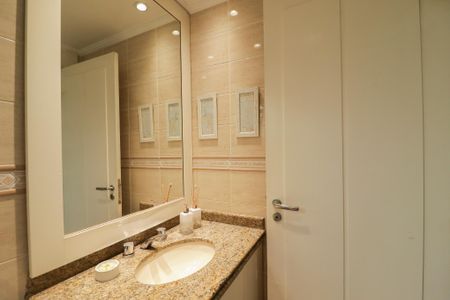 Apartamento à venda com 235m², 4 quartos e 4 vagasBanheiro da Suíte 2