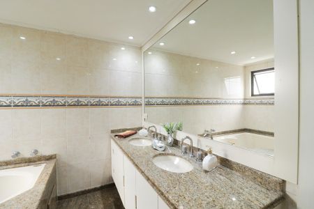 Apartamento à venda com 235m², 4 quartos e 4 vagasBanheiro da Suíte 4