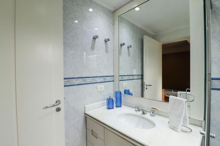 Apartamento à venda com 235m², 4 quartos e 4 vagasBanheiro da Suíte 1