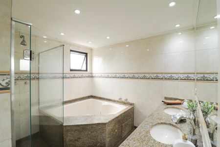 Apartamento à venda com 235m², 4 quartos e 4 vagasBanheiro da Suíte 4