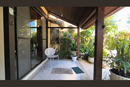 Casa de condomínio à venda com 160m², 5 quartos e 2 vagasQuintal