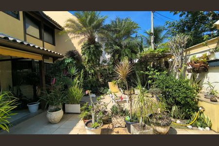 Casa de condomínio à venda com 160m², 5 quartos e 2 vagasQuintal