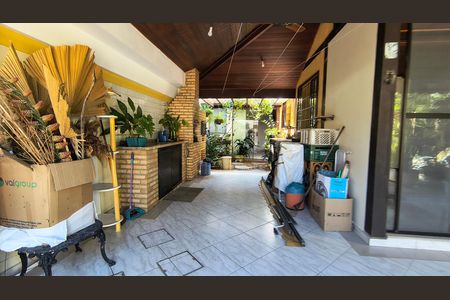 Casa de condomínio à venda com 160m², 5 quartos e 2 vagasQuintal