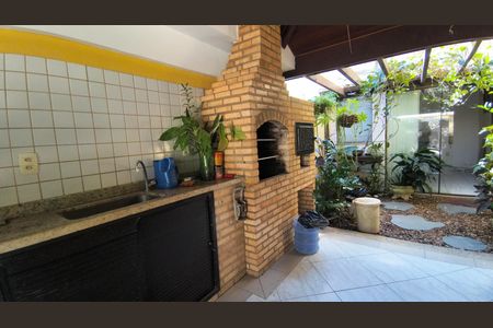Casa de condomínio à venda com 160m², 5 quartos e 2 vagasQuintal